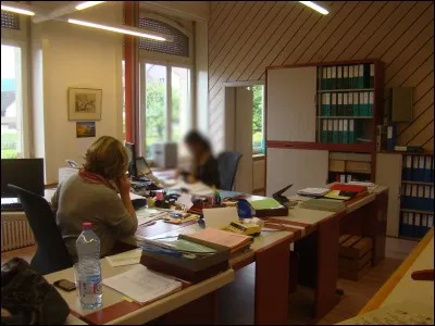 La gestion du personnel de la caserne, du budget ainsi que les factures, est faite par "ces petites mains magiques". De quelle partie de la caserne s'agit-il ?