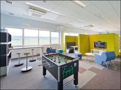 Travailler c'est bien, mais il essentiel aussi de se détendre en regardant un peu la télé ou même affronter ses collègues dans une partie de baby-foot ! Ce lieu est la salle de...