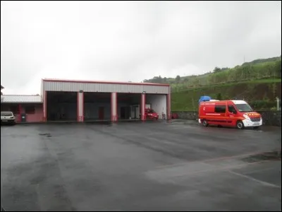 Les engins de secours sont soigneusement stationnés à l'intérieur de la...