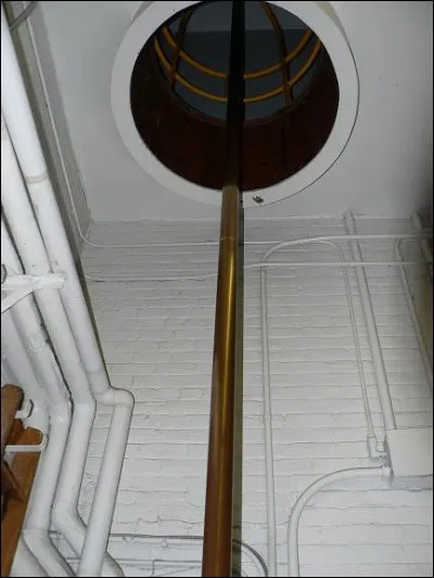 Mythique outil chez les pompiers depuis fort longtemps, elle permet à nos braves héros de monter dans les véhicules de secours ou d'incendie sans perdre du temps. C'est la/le...