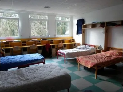 Il faut bien un endroit où le personnel de garde puisse dormir un peu et être en pleine forme ensuite ! Quel est donc cette pièce ?