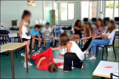 La caserne accueille une section de jeunes sapeurs pompiers. De même, nous formons le public aux geste de secours dans cet endroit. Cette salle nous sert donc de...