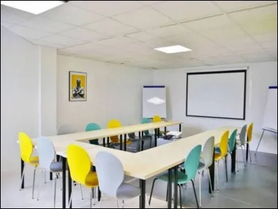 L'ensemble du personnel est convié dans cette salle chaque fin de semaine pour planifier les tâches pour les jours suivants. C'est la...