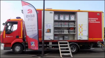 Une fuite de liquide suspect s'échappe d'un bidon, de la poudre blanche trouvée dans un colis... c'est à eux qu'on fait appel. Comment ce véhicule se nomme-t-il ?