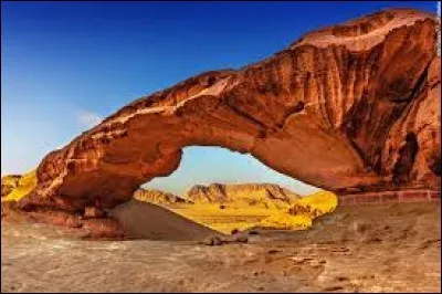 Le Wadi Rum, qui servit de lieu de tournage pour le film d'aventures "Lawrence d'Arabie", se situe ...