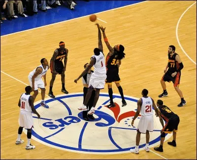 Quel est le joueur qui est le plus petit, qui court le 
plus vite et qui répartit le jeu en attaque ?