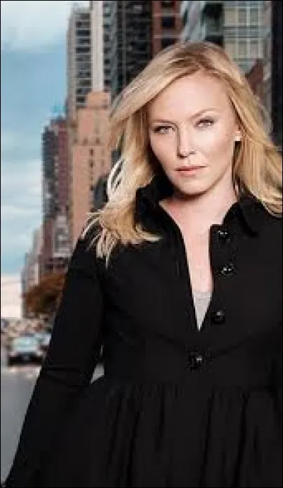 Comment s'appelle cette femme ?