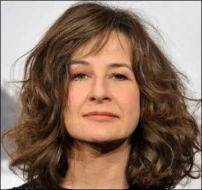 La petite Normande qui monte et qui se distingue par ses one-woman-show d&egrave;s 1999, r&eacute;compens&eacute;e par 3 Moli&egrave;res, elle remporte 2 fois le C&eacute;sar de la meilleure actrice dans des seconds r&ocirc;les. En 1994 pour les visiteurs et en 2007 pour Fauteuil d'Orchestre. Elle s'est fait un nom, humoriste, r&eacute;alisatrice, sc&eacute;nariste et chanteuse. Qui est cette star n&eacute;e &agrave; Dieppe ?