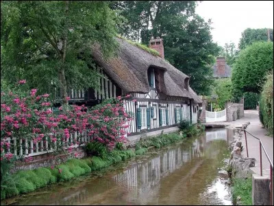 Station baln&eacute;aire situ&eacute;e en Seine-Maritime, Veules les Roses a &eacute;t&eacute; class&eacute;e par l'association des plus beaux villages de France le 30 septembre 2017. Quelle est la particularit&eacute; de son fleuve, la Veules qui fait partie de l'histoire de ce site pittoresque des plus normands ?