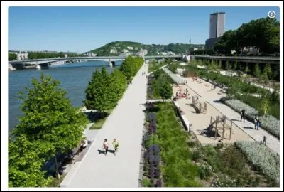 Ouvert en 2015, l'historial Jeanne d' Arc est actuellement le plus grand lieu d&eacute;di&eacute; &agrave; la m&eacute;moire de ce personnage historique. Dans quelle ville normande, dois-je me rendre pour d&eacute;couvrir ce m&eacute;morial ?