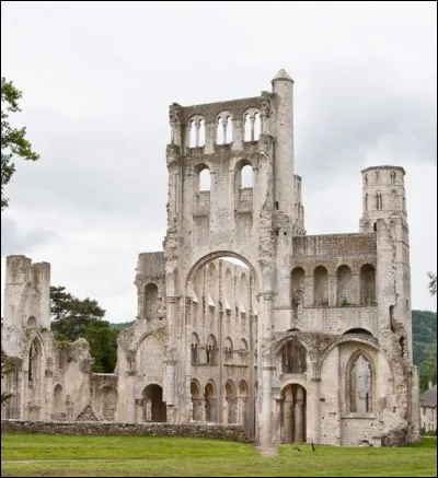 Cette abbaye dont les tours se dressent &agrave; plus de 50 m de haut est l'un des plus anciens monast&egrave;res b&eacute;n&eacute;dictins de Normandie. O&ugrave; se situe ce monument d'architecture romane r&eacute;pertori&eacute; au XIX&egrave;me comme "les plus belles ruines de France" ?
