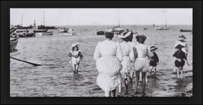 Situ&eacute;e sur la C&ocirc;te d'Alb&acirc;tre, face &agrave; la Manche, quelle est cette station baln&eacute;aire qui a vu na&icirc;tre les premiers bains de mer ?
