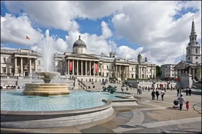 Quelle église donne sur Trafalgar Square ?