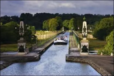 Ici, c'est différent, il s'agit d'un pont-canal : on a eu recours à une construction métallique (Gustave Eiffel y a travaillé) pour parer aux crues. Avec ses 662 m, il fut longtemps le plus long et aujourd'hui, on le considère Monument historique. De quel ouvrage parle-ton ?