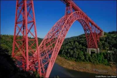 Si cette structure vous semble familière, vous n'avez qu'à songer que c'est Gustave Eiffel qui fut choisi pour la construire, de 1881 à 1884. À cette époque, il était le plus grand ouvrage métallique du monde. Il est encore impressionnant et ce rouge qu'on lui a appliqué en 1994, lui va très bien. Nous sommes en présence du...