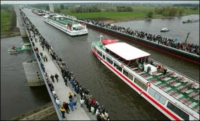 C'est lui le plus long maintenant, avec ses 918 m, il enjambe l'Elbe. La réunification de l'Allemagne a fait de sa construction, une priorité.
Ce pont-canal va faciliter les échanges entre le port intérieur de Berlin avec les ports le long du Rhin.
Quel est son nom ?