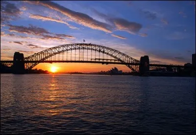 Vrai chef-d'oeuvre d'ingénierie, voici le pont le plus large du monde avec ses 8 voies de circulation, sa voie de chemin de fer, et sa bande réservée aux cyclistes et aux piétons. La vue de ce pont et de l'opéra, tout proche, est emblématique de l'Australie. Lequel est-ce ?