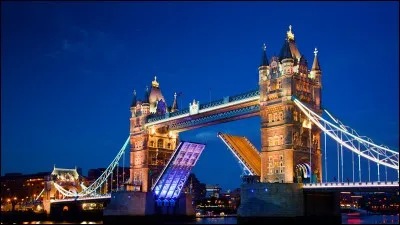 Voici une des figures les plus reconnues à travers le monde. Ce célèbre pont est sur la Tamise mais il se soulève car les navires doivent toujours pouvoir passer. Il mesure 65 m de haut et 244 m de long. Les deux côtés peuvent se lever à 86 degrés en une minute. 
Quel est le nom de ce célèbre pont ?
