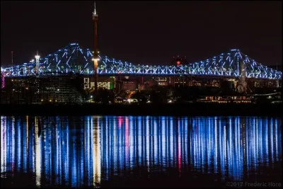 La ville a confié à une jeune entreprise, spécialisée dans la conception d'environnements immersifs, un contrat de 10 ans pour produire une oeuvre originale tous les soirs : au jour le jour, le pont va s'activer et vivre d'une manière différente.
Les couleurs changeront selon les saisons et la rapidité du mouvement selon les événements que vivent les gens de la métropole. Quel pont est-ce ?