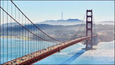 Le célèbre pont suspendu de San-Francisco est reconnu pour la beauté simple de son architecture faite d'élégance, sa longueur impressionnante et sa couleur orange, qui améliore sa visibilité dans le brouillard. Il est l'une des sept merveilles du monde moderne et est emprunté chaque jour par plus de 100 000 véhicules. Quel est le nom de ce fameux pont ?