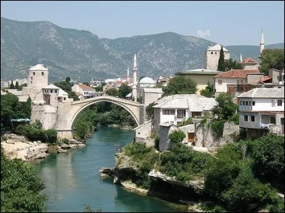 Il date de 1566 et il est facilement reconnaissable avec son architecture particulière en forme d'arche en dos d'âne entourée par deux tours fortifiées. Il a connu la mésaventure, ayant été détruit au cours de la guerre de 1993, lui qui avait donné son nom à la ville. Reconstruit, il est un symbole de paix entre Bosniaques et Croates. Quel est son nom ?