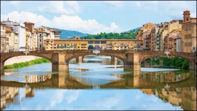 Ce pont moyenâgeux (1345), qui surplombe l'Arno, est bâti avec plusieurs boutiques et de nombreuses bijouteries. Au-dessus de cet étage de boutiques, il y un étage supérieur qui permettait le passage à la puissante famille des Médicis, pour ne pas avoir à se mélanger au monde ordinaire. Quel est ce pont de Florence ?