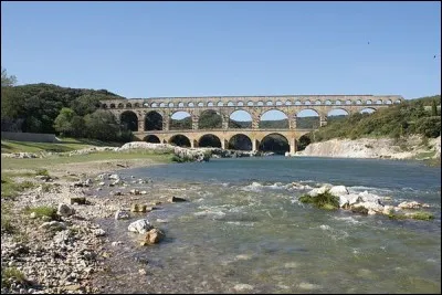 Est-ce nécessaire de préciser qu'il s'agit du monument antique le plus visité de France. Il date du Ier siècle après J.-C.
Il est classé au patrimoine mondial de l'UNESCO depuis plus de 30 ans et déclaré, Grand Site de France, depuis 2004. 
Juste à le cocher, sur sa case de réponse, en bas, ici, s.v.p.