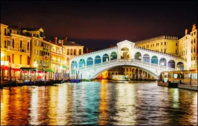 Ce pont enjambe le Grand Canal et permet de relier les quartiers de San Marco et San Polo. Il est certainement l'un des ponts les plus célèbres, étant en plein dans la zone touristique. 
Il est de pierre, long de 48 m pour 22 de large : sa construction fut terminée en 1591. Les boutiques, qui aujourd'hui abritent des commerces ne sont apparues que bien plus tard.
Quel est le nom de ce pont ?