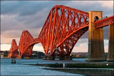 C'est une leçon de l'histoire de l'ingénierie : ce pont avait, quand il fut inauguré en 1890, les travées les plus longues du monde (541m) et il demeure l'un des plus grands ponts cantilever.
C'était un pont de conception innovatrice, l'utilisation de ses matériaux et son envergure ont fait école, tout comme sa ligne esthétique pure. Où est-ce ?