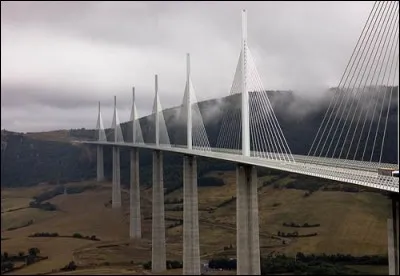Ce chef-d'oeuvre du génie civil est le plus haut pont du monde, son pylône le plus élevé culmine à 343 m. Son tablier haubané est aussi le plus long au monde (2 460 m).
Il enjambe la vallée du Tarn, 2 routes départementales et une voie ferrée. Le parcours respecte la beauté des paysages situés au confluent des vallées de la Dourbie et du Tarn, tout en assurant une liaison de Millau. Où est-on ?