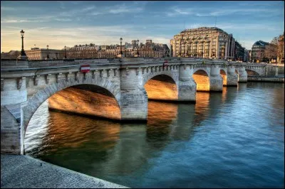 Cochez la bonne affirmation concernant le "Pont-Neuf" :