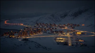 Titi est parti en voyage au Groenland et a pris un hôtel à Nuuk. Combien y a-t-il d'habitants à Nuuk environ ?