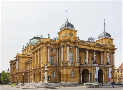 Quelle est la date de l'inauguration du théâtre national de la question 6 ?