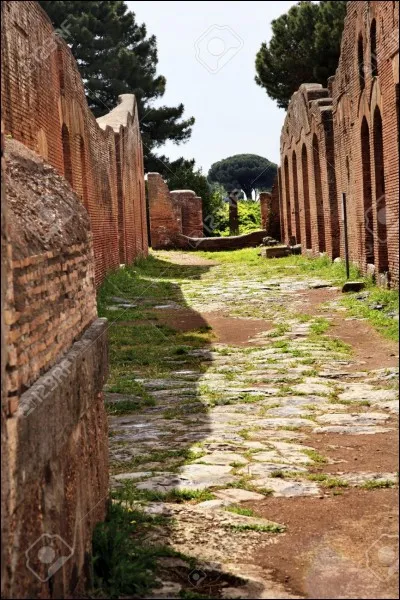 Quelle ville ancienne situ&eacute;e &agrave; l'embouchure du Tibre &eacute;tait le port principal de la ville de Rome ?