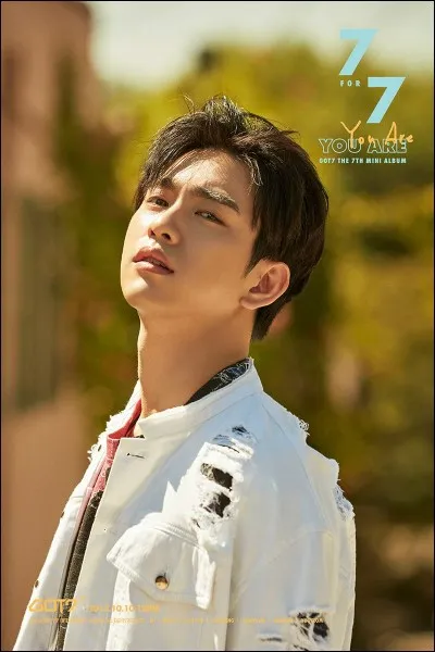 Avec qui Jinyoung présentait-il l'Inkigayo ?