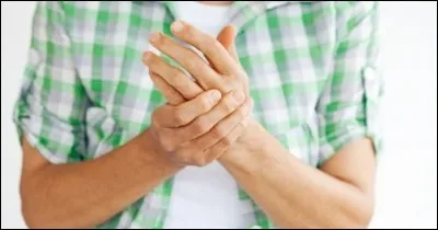 Si vous n'avez pas réagi à la morsure d'une tique, quelques temps après, vous aurez des courbatures, des douleurs aux membres et des douleurs maxillaires, une grande fatigue, voire des pertes de connaissance. C'est donc...