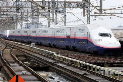 En quelle année le train nommé "Shinkansen" au Japon fut-il disponible ?