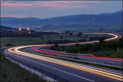 En France, le record de vitesse d'un train a dépassé les 600 kilomètres par heure.