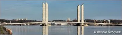 Le Pont Jacques Chaban-Delmas, mis en service à Bordeaux depuis mars 2013, est un pont ...