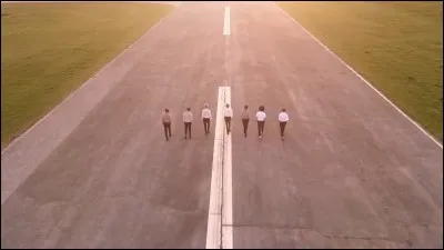 Quel membre possède un briquet dans ''Young Forever'' ?