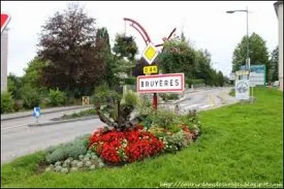 Nous à l'entrée de Bruyères (Vosges), ville où les habitants portent le gentilé ...
