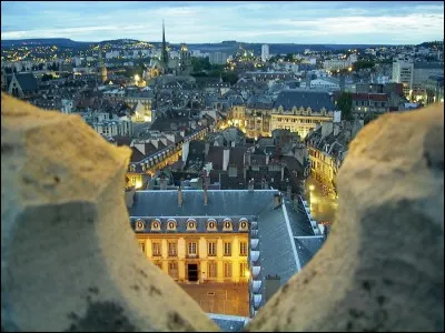 La tour Philippe le Bon se trouve à :