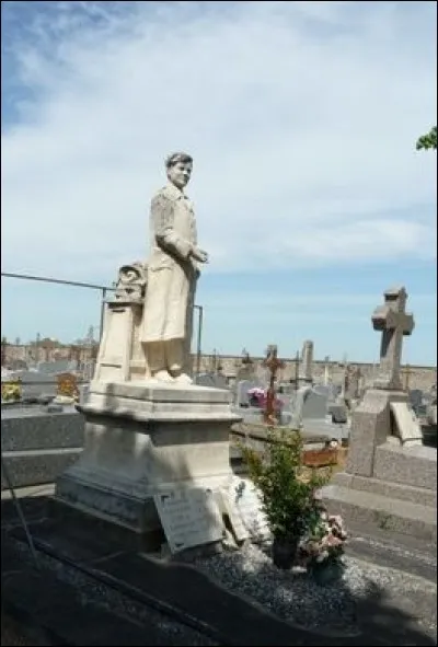 Quel architecte à sculpté une statue à son effigie, visible dans le cimetière de la ville ?
