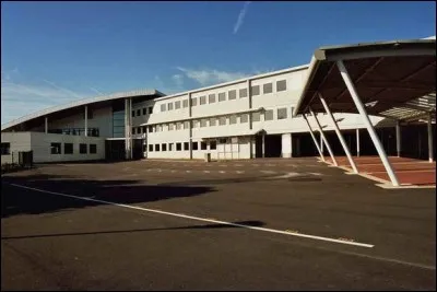 Pour terminer, quel bâtiment de château-Renault porte actuellement son nom en son honneur ?