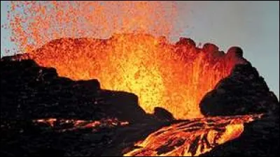 C'est le deuxième plus haut sommet (4 170 m) de l'île d'Hawaï. Depuis le XIXe siècle, il entre en éruption en moyenne tous les cinq ans, bien que la dernière remonte à 1984. On a aménagé un sentier de randonnée pour aller observer sa grande caldeira.
Pouvez-vous me dire son nom ?
