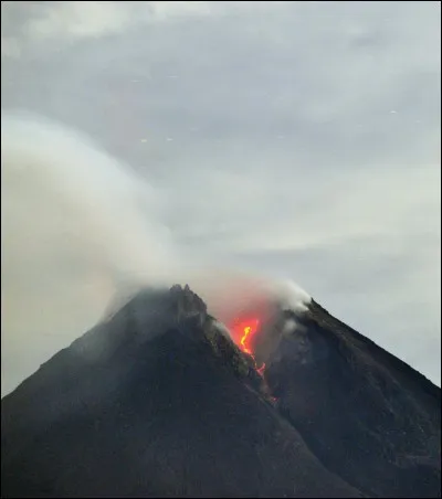 Ce volcan, du centre de l'île de Java, est très actif avec 49 éruptions explosives entre 1548 et 2010. On estime qu'il est le plus dangereux d'Indonésie, produisant de périodiques nuées ardentes.
Quel est son nom ?
