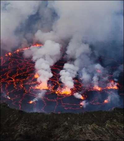 Ce volcan, situé dans la vallée du grand rift, abrite l'un des cinq lacs de lave permanents du monde. C'est l'un des volcans les plus actifs et dangereux d'Afrique : ses coulées de lave sont très rapides et ont déjà fait trop de victimes.
Quel est le nom de ce volcan ?