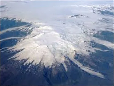 Le plus grand volcan et la plus haute montagne d'Islande. Son nom signifie terres désolées et glacées : il est recouvert de la plus grande calotte glaciaire de l'île. Il y a eu 2 éruptions depuis la colonisation des Vikings, soit 1362 et 1727.
Quel est le nom à la fois du volcan et du glacier ?