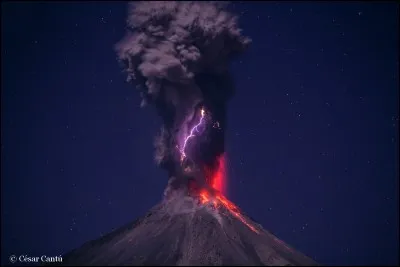 La dernière éruption de ce volcan (3850 m), situé à Jalisco, remonte au 18 janvier 2017. Il est entré en éruption à environ 40 reprises depuis 1576. Sa colonne de fumée, atteint 3 km d'altitude. 
Notez, sur la photo, un phénomène de triboélectrification.
Quel est le nom de ce volcan menaçant ?