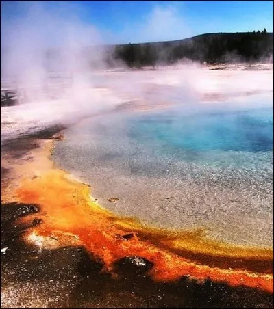 Certaines études affirment que ce super-volcan, le plus ancien parc national du monde, pourrait plonger le monde dans un hiver volcanique de plusieurs mois.
La taille de la chambre magmatique donne une idée du danger : elle mesurerait 90 km de long pour 20 km de large et se situerait entre 2 et 15 km de profondeur sous la caldeira. Quel est le nom de cet endroit ?